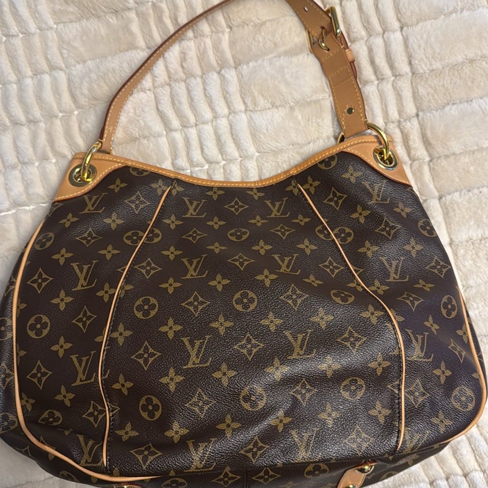 Louis Vuitton - Picture 7 of 10